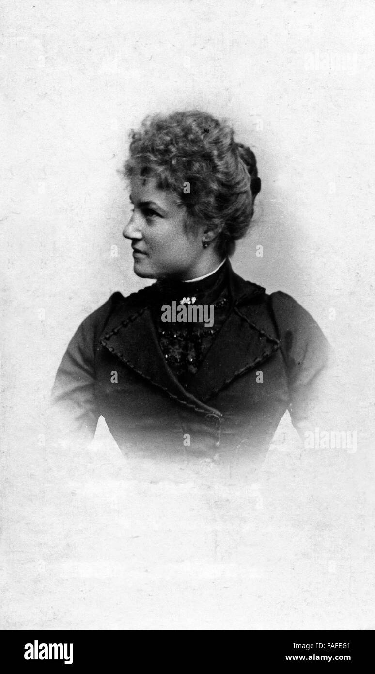Porträt einer Frau beim Eisenwaren, Deutschland 1900er Jahre. Portrait d'une femme chez le photographe, l'Allemagne des années 1900. Banque D'Images