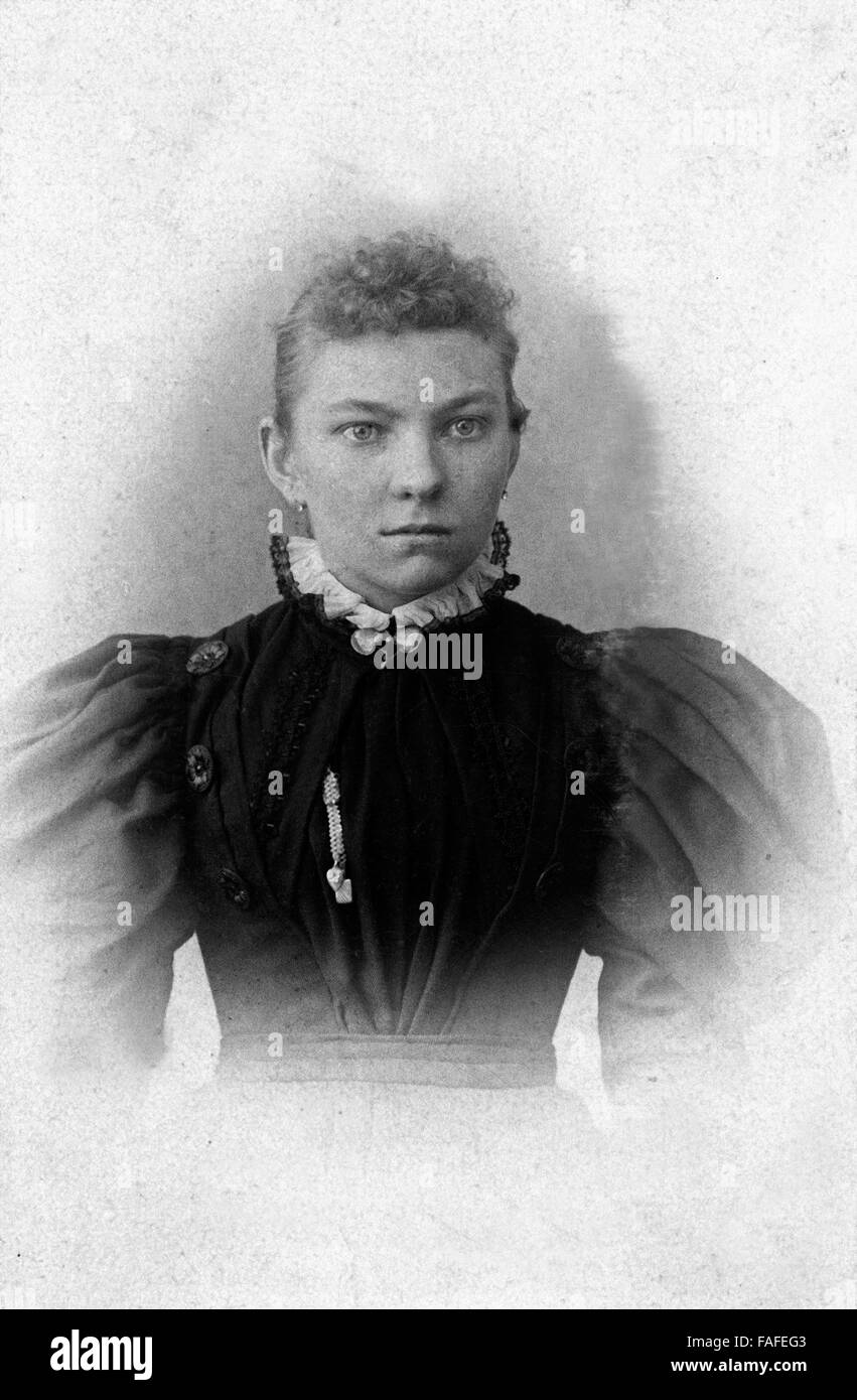 Porträt einer Frau beim Eisenwaren, Deutschland 1900er Jahre. Portrait d'une femme chez le photographe, l'Allemagne des années 1900. Banque D'Images