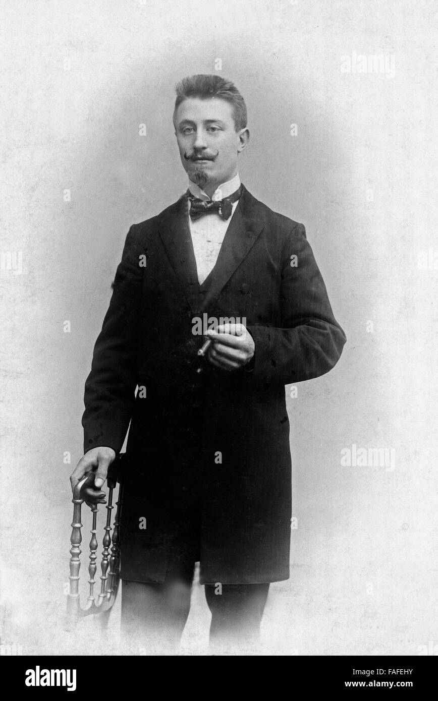 Porträt eines Mannes beim Eisenwaren, Deutschland 1900er Jahre. Portrait d'un homme à la photographe, l'Allemagne des années 1900. Banque D'Images