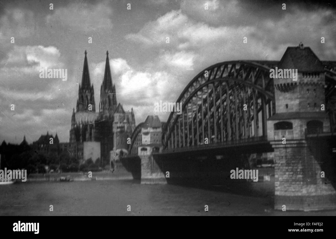 Der Hohe Dom und die zu Köln, Deutschland Hohenzollernbrücke 1930er Jahre. La cathédrale de Cologne et Hohenzollernbruecke pont au bord du Rhin, l'Allemagne des années 1930. Banque D'Images