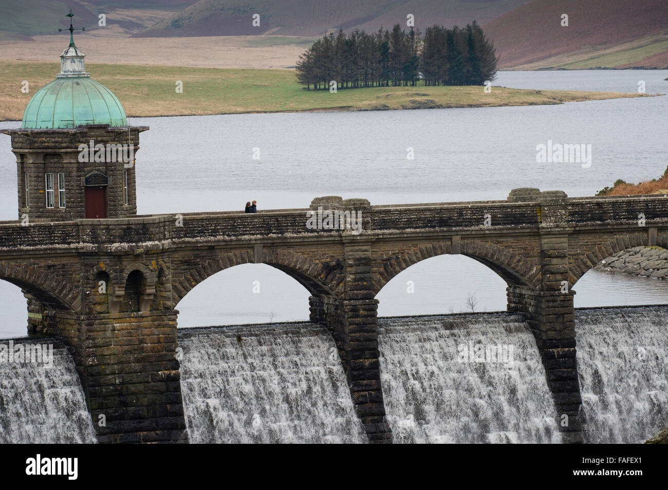 Débordement de l'eau se répandre au barrage et Craig Goch, Elan Valley water system, conçu pour fournir un approvisionnement sûr en eau douce , alimenté par un aqueduc par gravité à la ville de Birmingham, à environ 70 km à l'Est. Journée d'hiver décembre, Powys Pays de Galles, Royaume-Uni Banque D'Images