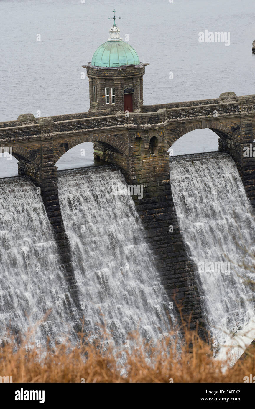 Débordement de l'eau se répandre au barrage et Craig Goch, Elan Valley water system, conçu pour fournir un approvisionnement sûr en eau douce , alimenté par un aqueduc par gravité à la ville de Birmingham, à environ 70 km à l'Est. Journée d'hiver décembre, Powys Pays de Galles, Royaume-Uni Banque D'Images