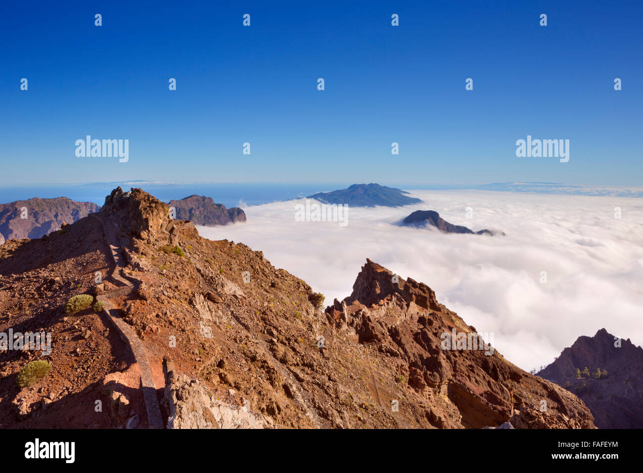 Les pics des montagnes autour de Roque de los Muchachos à La Palma, Îles Canaries, Espagne au-dessus des nuages. Banque D'Images