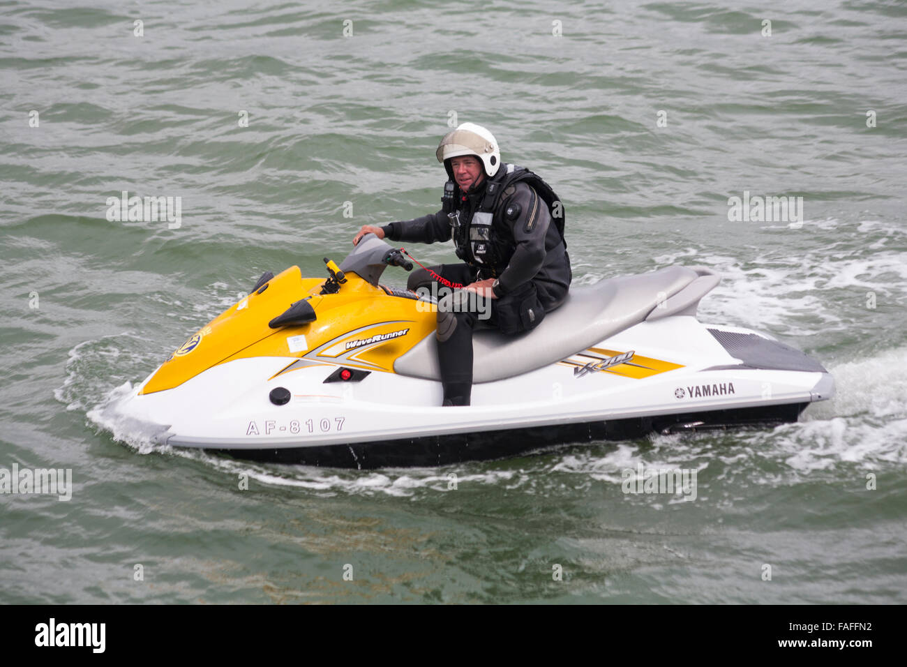 Sur l'homme à Bournemouth de jetski en Août Banque D'Images