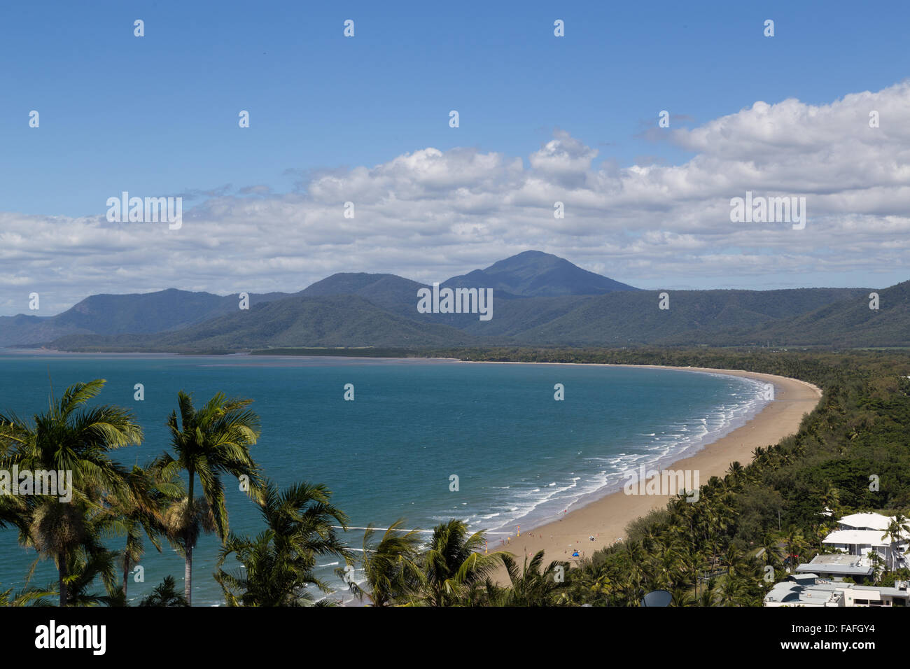 Vue de la plage à Port Douglas de Trinity Bay Lookout dans le Queensland, Australie. Banque D'Images