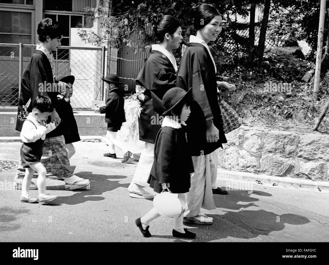 An der Kinder Mütter ihrer main au Japon, 1960 er Jahre. Les enfants main dans la main avec leur mère au Japon, années 1960. Banque D'Images