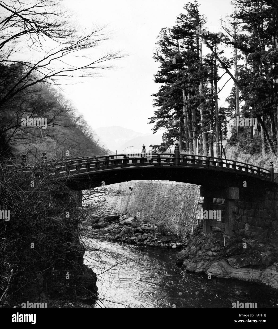 "Die Heilige Brücke' à Nikko, Japon 1960 er Jahre. 'Holy Bridge' à Nikko, Japon 1960. Banque D'Images