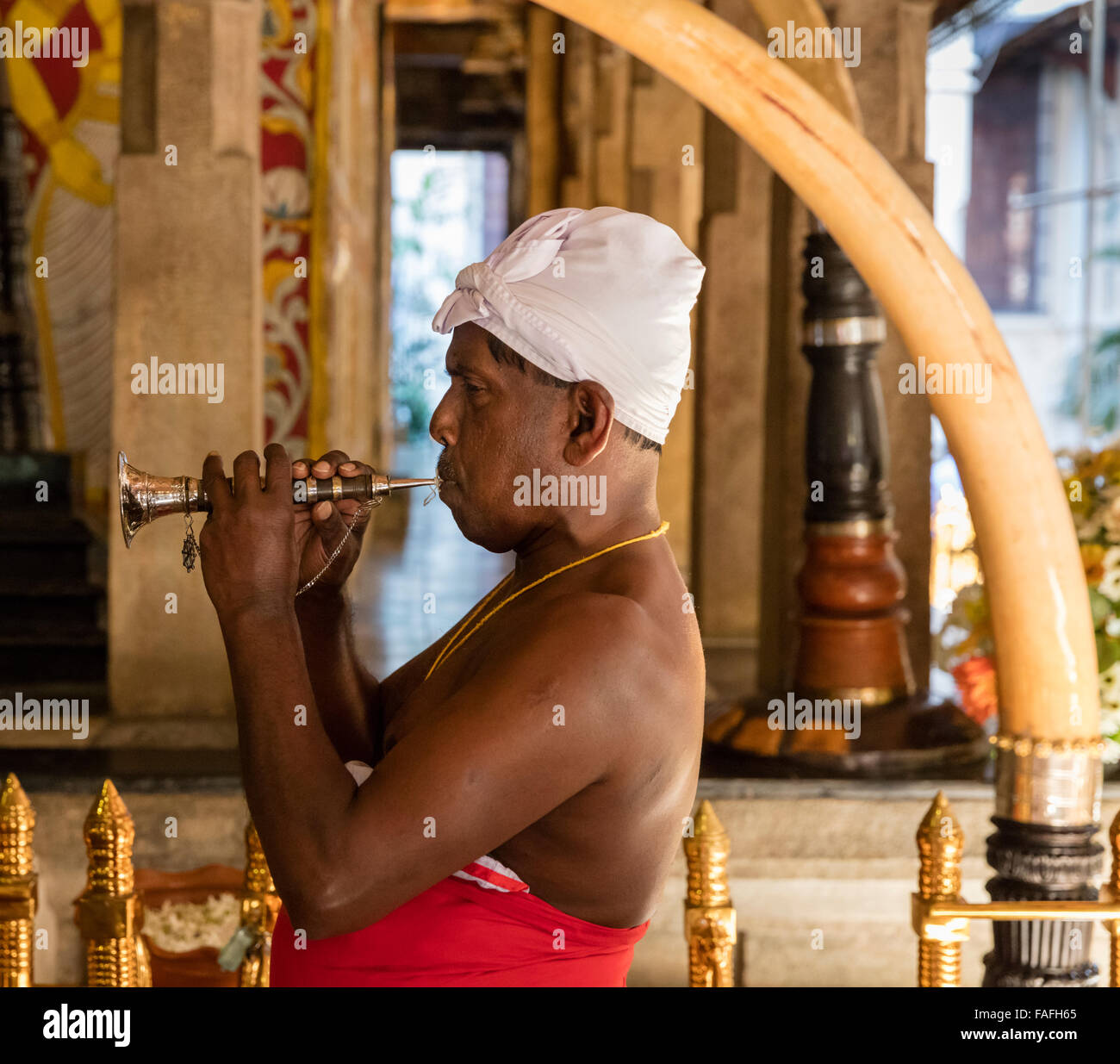 Horn player en costume traditionnel à la Cour des tambours du Temple de