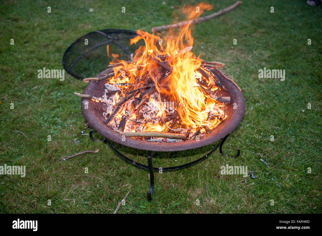 De grandes flammes scintillement sur un jardin ouvert fire pit Banque D'Images