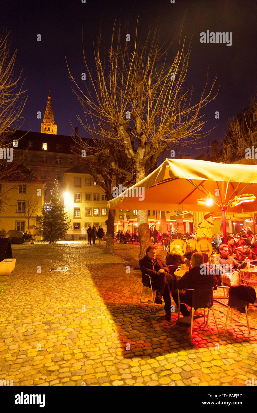 Les gens assis à l'extérieur, dans un café de nuit, Place du Marché Gayot, Vieille Ville de Strasbourg, Alsace, France l'Europe (voir aussi FAFJ5A) Banque D'Images