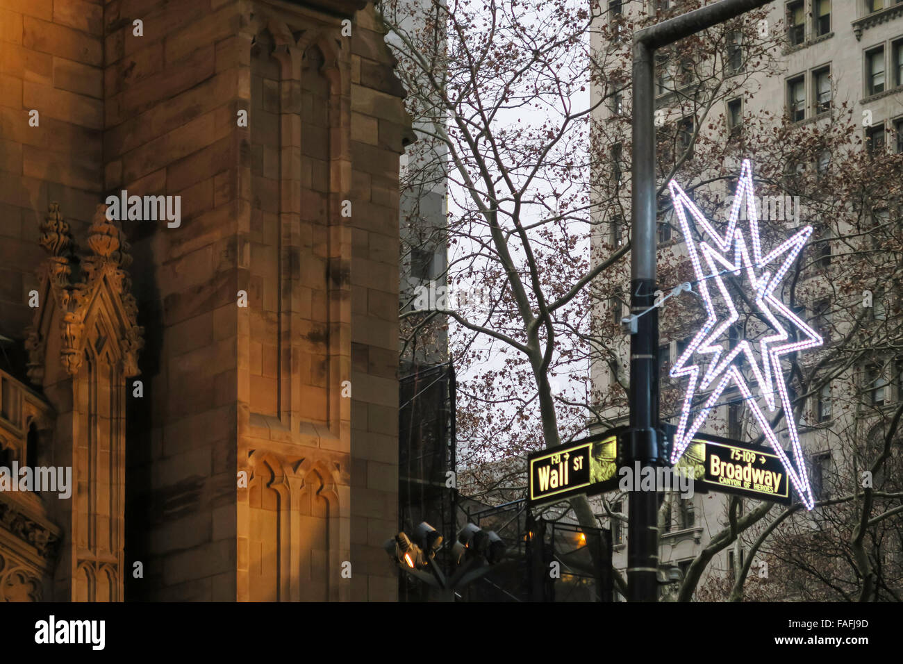 Des décorations de Noël et les plaques de rue, coin de mur et Broadway, Finanicial, DISTRICT DE NEW YORK, USA Banque D'Images