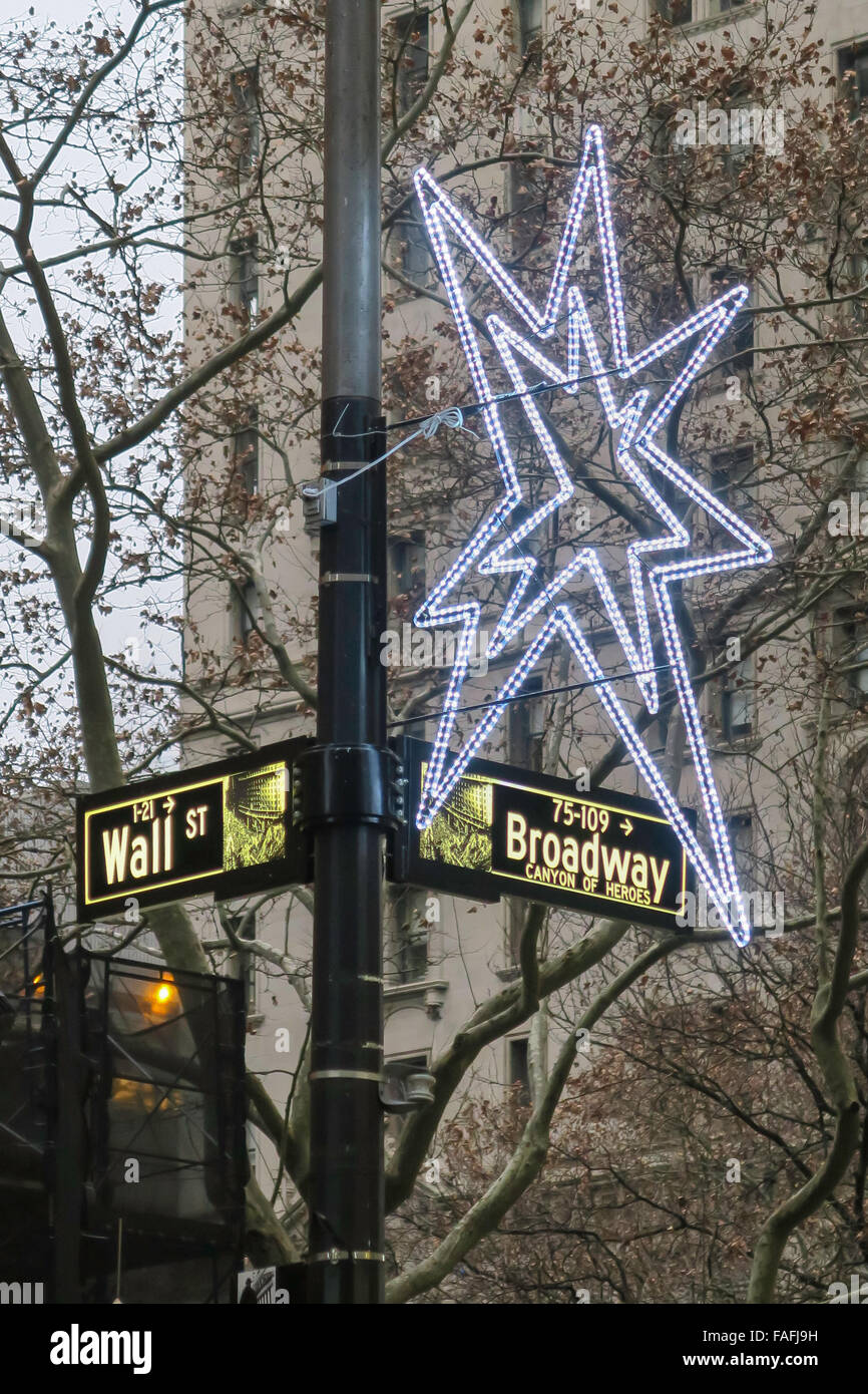 Des décorations de Noël et les plaques de rue, coin de mur et Broadway, Finanicial, DISTRICT DE NEW YORK, USA Banque D'Images