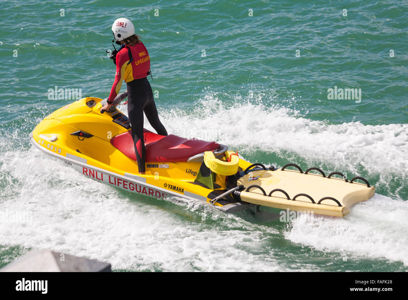 RNLI Lifeguard Jetski avec sauveteur se dressa en mer à Bournemouth, Dorset Royaume-Uni en août Banque D'Images