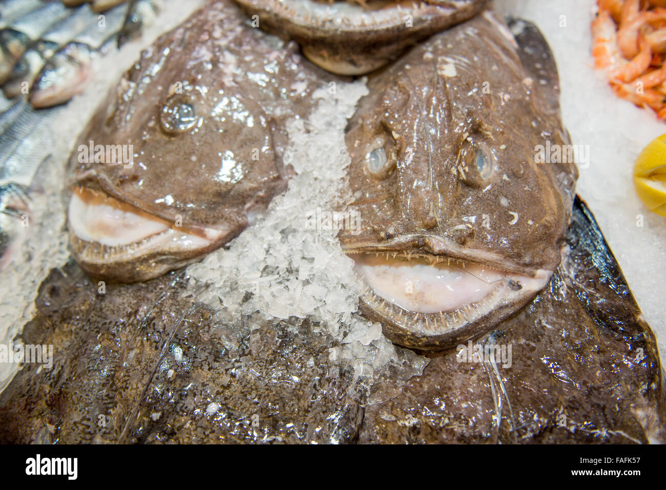 Poisson frais de la mer d'argent sur la glace au cours du marché Banque D'Images