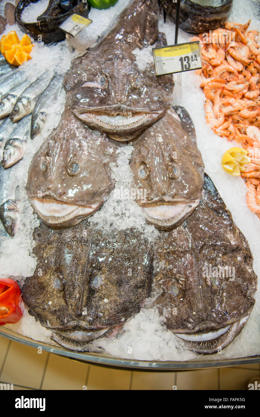 Poisson frais de la mer d'argent sur la glace au cours du marché Banque D'Images