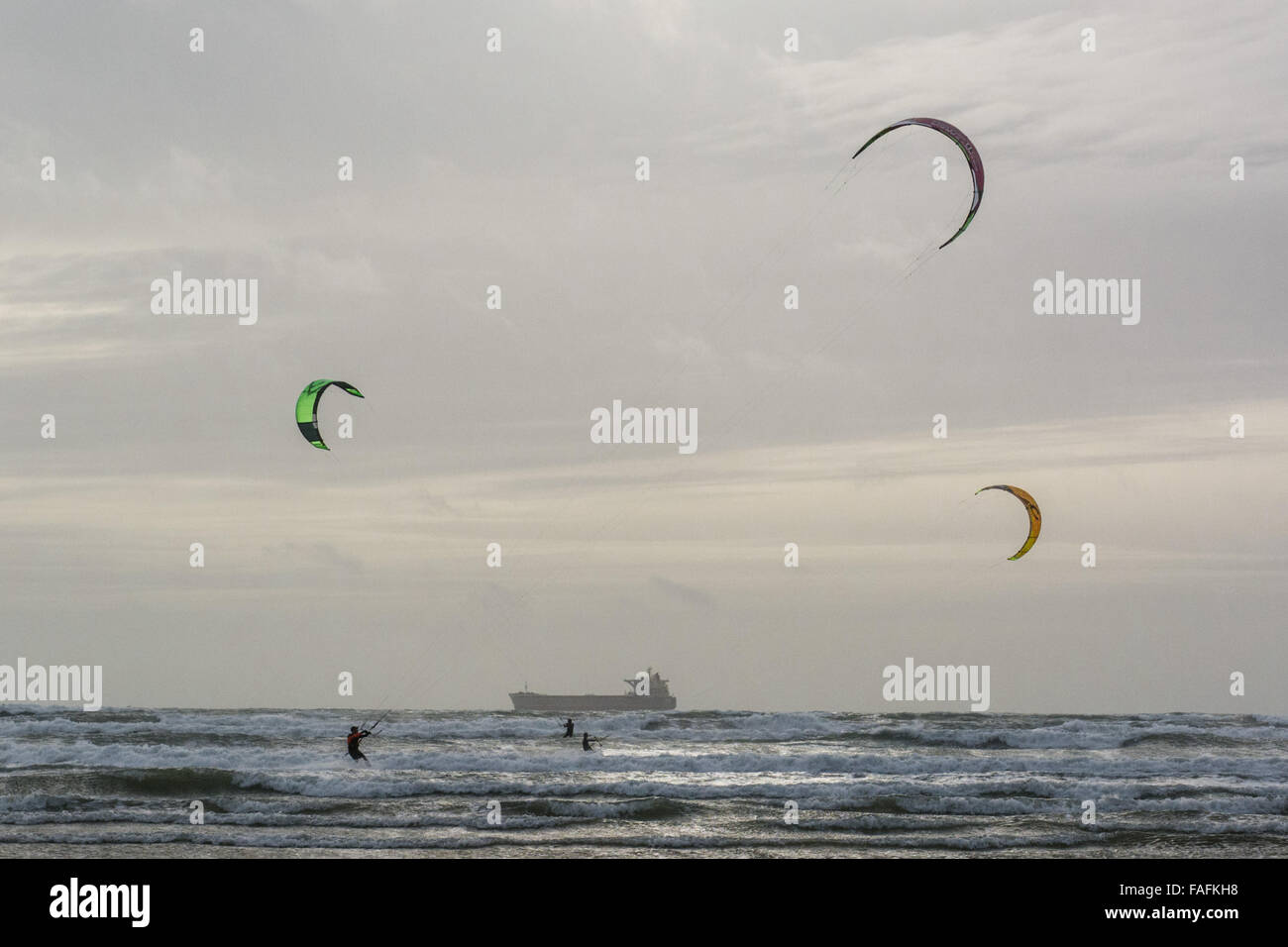 Marazion, Cornwall, UK. 29 décembre 2015. Météo britannique. Kite surfeurs profitant de forts vents et des vagues de tempête comme approches Frank Cornwall. Crédit : Simon Yates/Alamy Live News Banque D'Images
