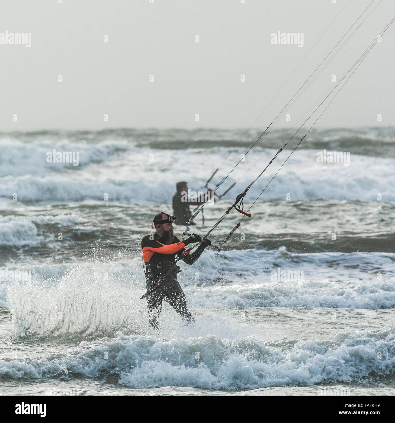 Marazion, Cornwall, UK. 29 décembre 2015. Météo britannique. Kite surfeurs profitant de forts vents et des vagues de tempête comme approches Frank Cornwall. Crédit : Simon Yates/Alamy Live News Banque D'Images