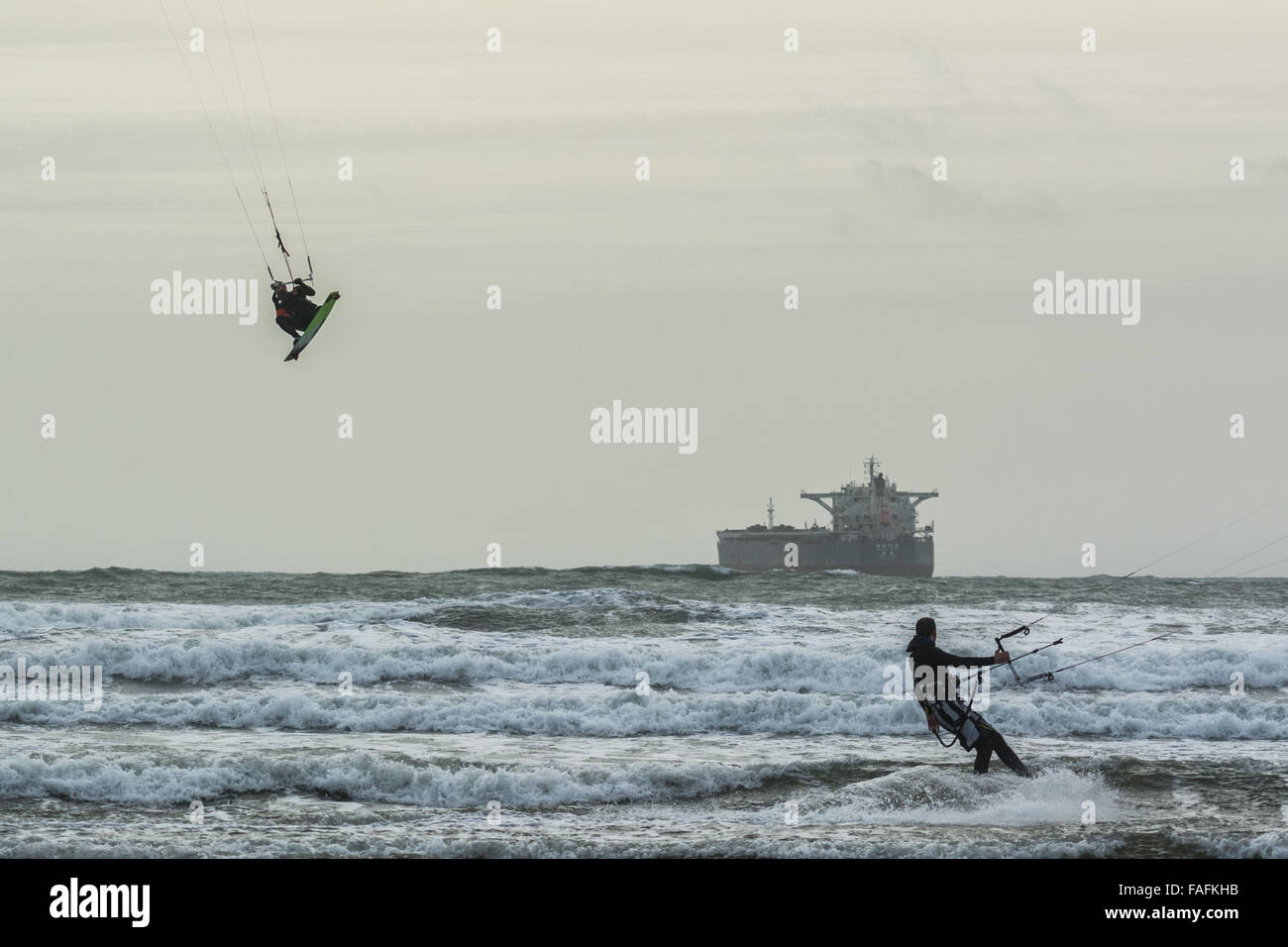 Marazion, Cornwall, UK. 29 décembre 2015. Météo britannique. Kite surfeurs profitant de forts vents et des vagues de tempête comme approches Frank Cornwall. Crédit : Simon Yates/Alamy Live News Banque D'Images