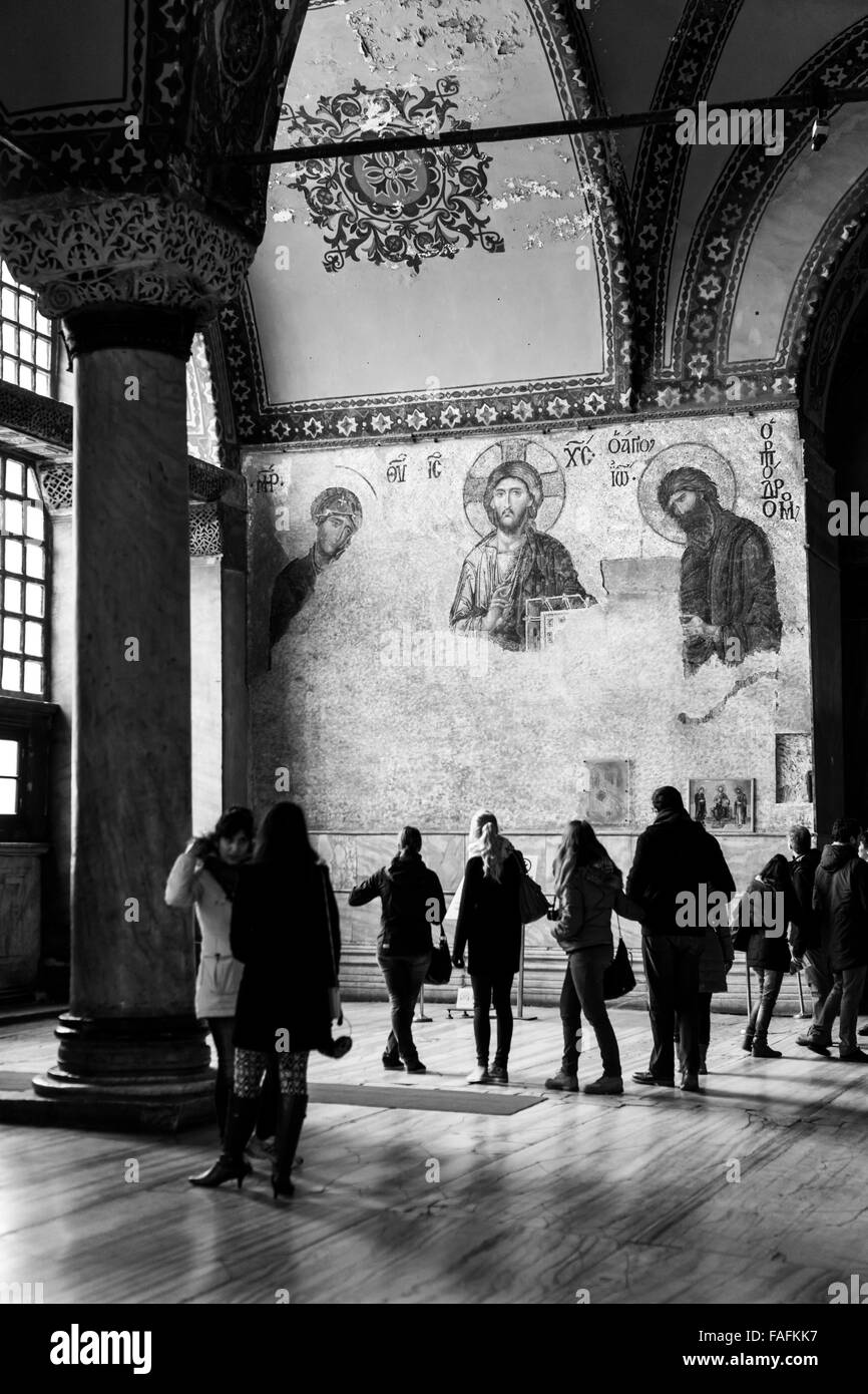 Voyage Turquie - Istanbul. La basilique Sainte-Sophie ou la mosquée Ayasofia (église). Avec les visiteurs. Banque D'Images