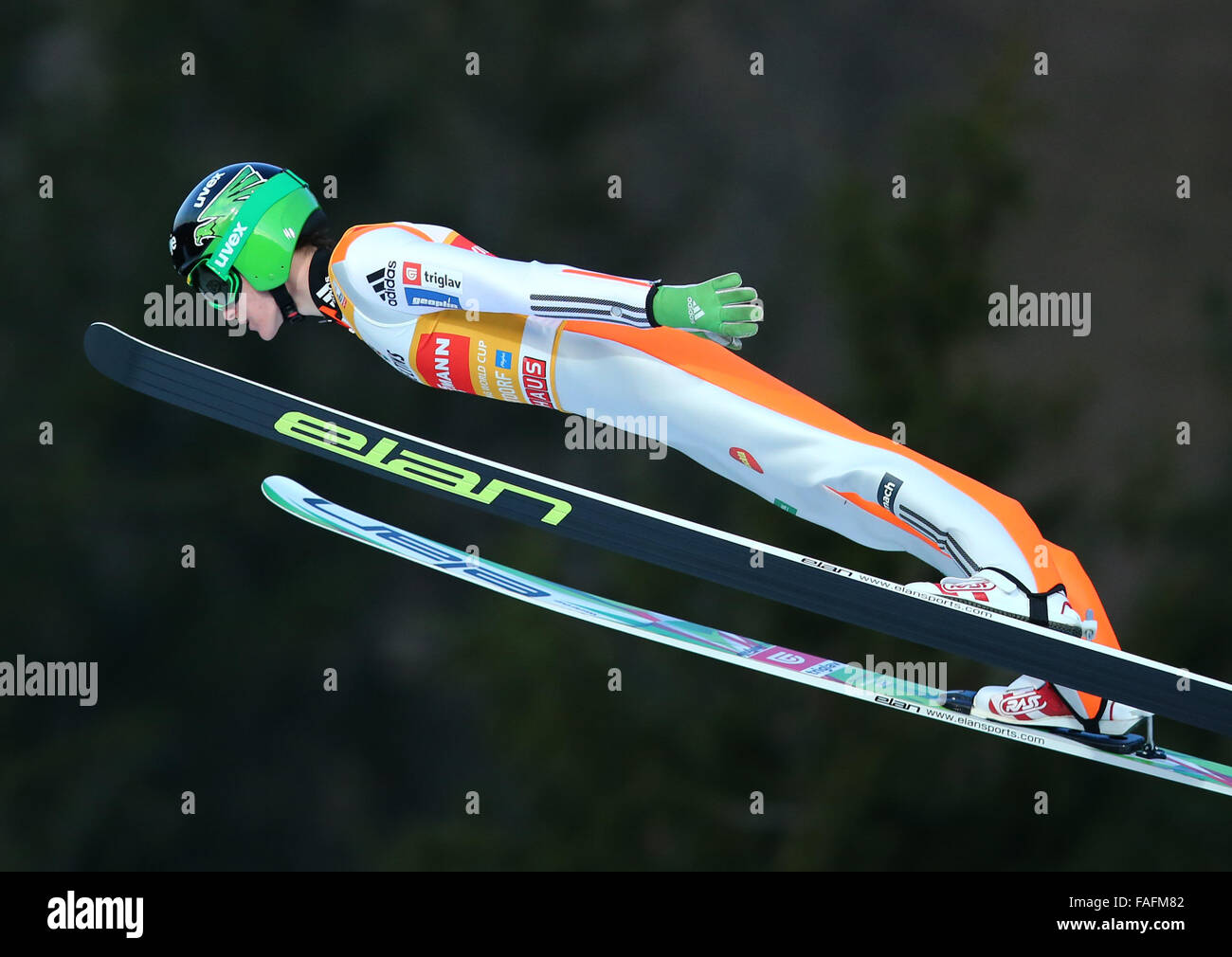 Oberstdorf, Allemagne. Dec 29, 2015. Peter Prevc de Slovénie s'élance dans l'air au cours de la session de formation sur les quatre Hills ski compétition de sauts à Oberstdorf, Allemagne, 29 décembre 2015. Photo : DANIEL KARMANN/dpa/Alamy Live News Banque D'Images