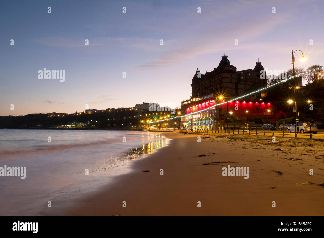 Scarborough South Bay au crépuscule à marée haute, Yorkshire du Nord montrant le Grand Hotel Banque D'Images