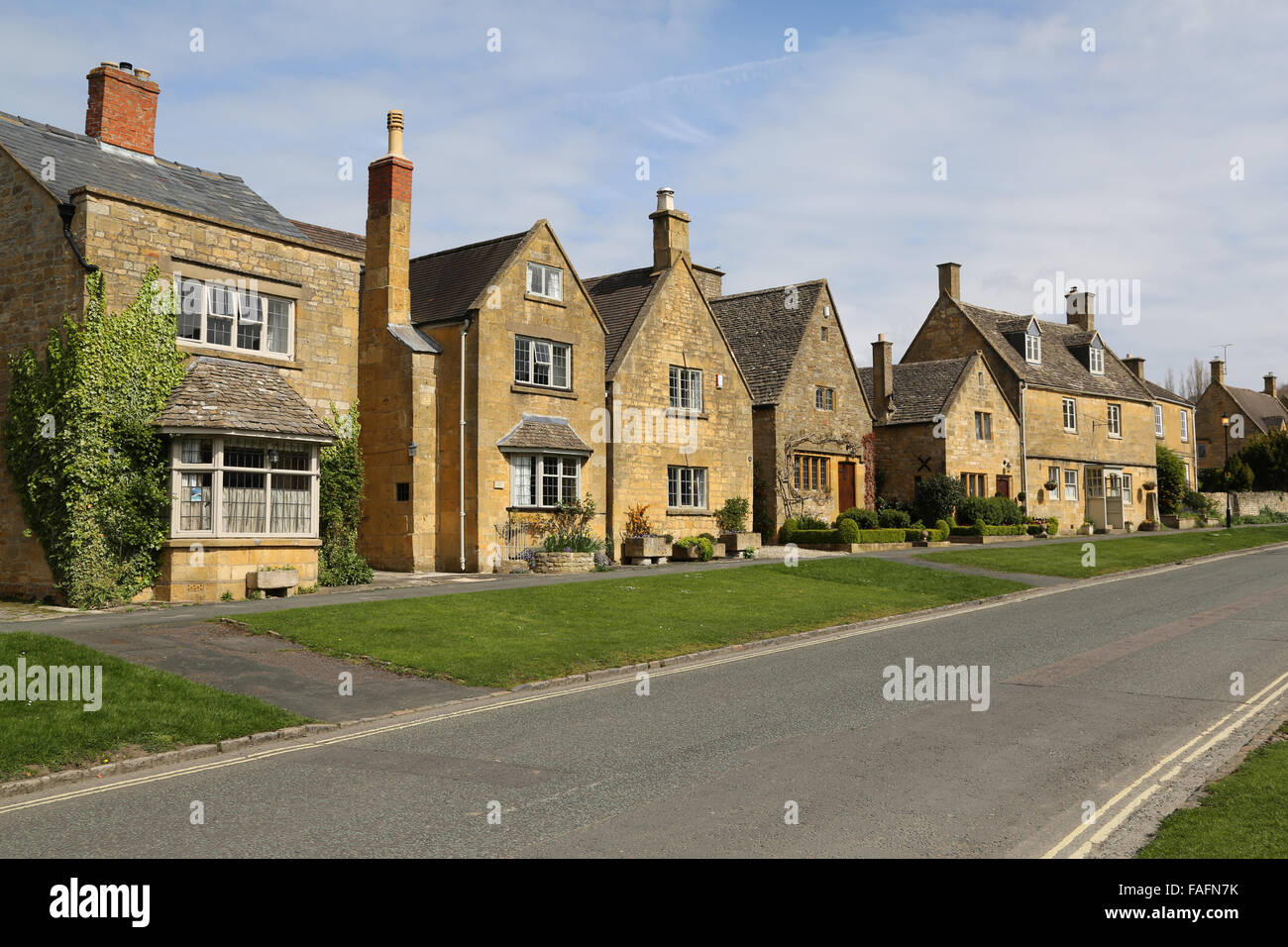 Scène de rue avec maisons anciennes à Broadway Cotswolds Angleterre Royaume-uni Grande-Bretagne Banque D'Images