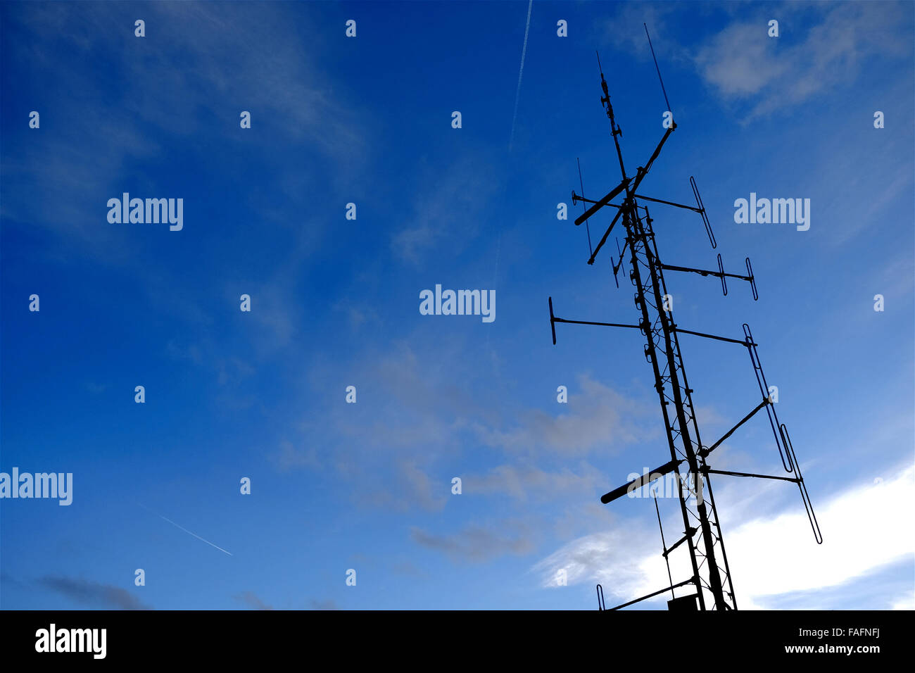 Mât de téléphonie mobile, sur une colline dans la campagne galloise (UK) Banque D'Images
