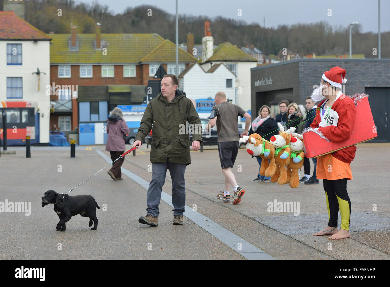 Santa Fun Run et farfelu course en traîneau. Hastings. East Sussex. L'Angleterre. UK Banque D'Images