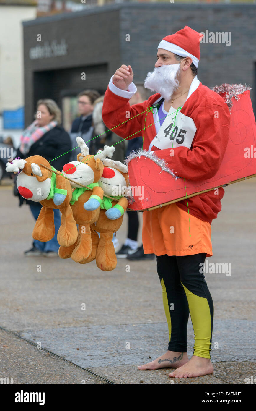 Santa Fun Run et farfelu course en traîneau. Hastings. East Sussex. L'Angleterre. UK Banque D'Images