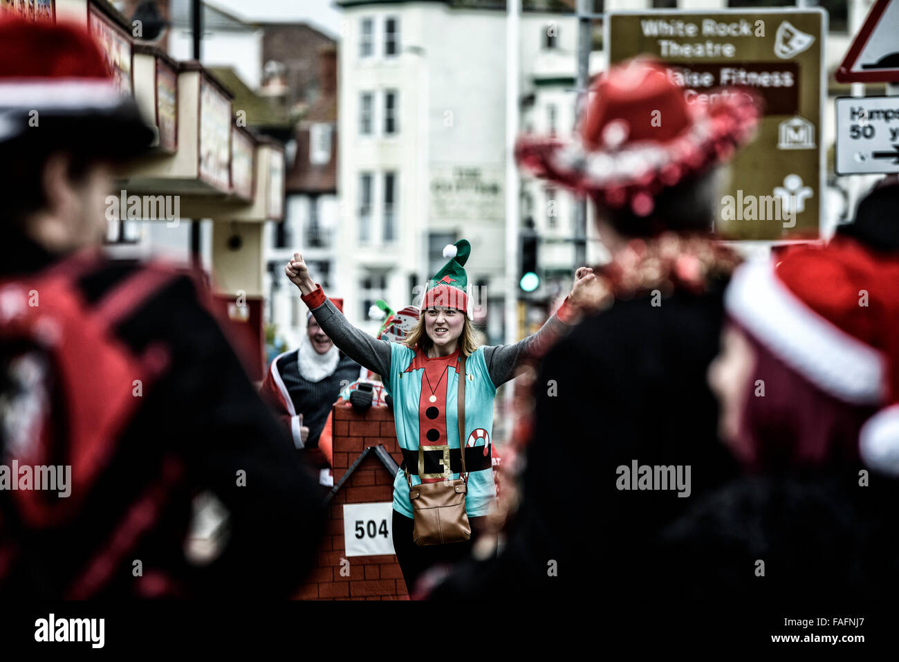 Santa Fun Run et farfelu course en traîneau. Hastings. East Sussex. L'Angleterre. UK Banque D'Images