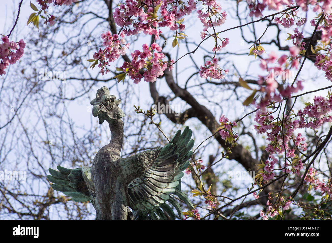 Statue à Gojoten Phoenix de culte à Ueno Park parmi les fleurs de cerisier, Tokyo Japon Banque D'Images