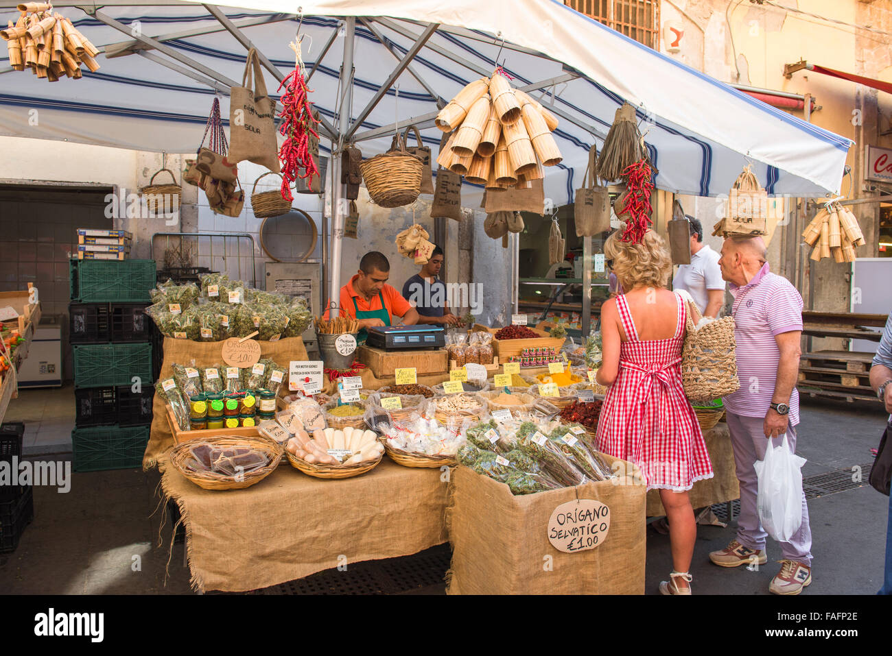 Sicile marché touristique, vue des touristes shopping dans le marché historique sur l'île d'Ortigia à Syracuse - Syracuse - Sicile. Banque D'Images