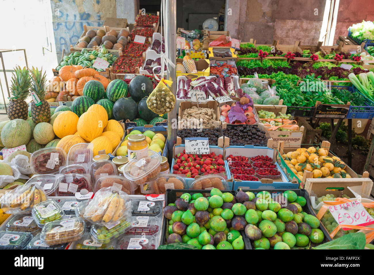 Marché de la cuisine sicilienne, vue en été de fruits et légumes frais à vendre sur une cabine dans le marché sur l'île d'Ortigia, Syracuse, Sicile. Banque D'Images