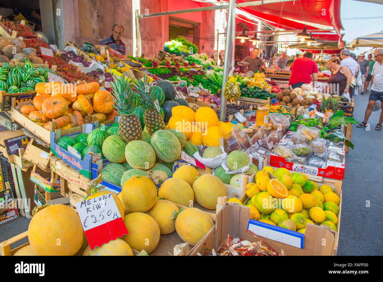 Sicile Syracuse, marché de fruits et légumes colorés à l'écran dans le marché d'Ortigia, Syracuse, Sicile, Banque D'Images