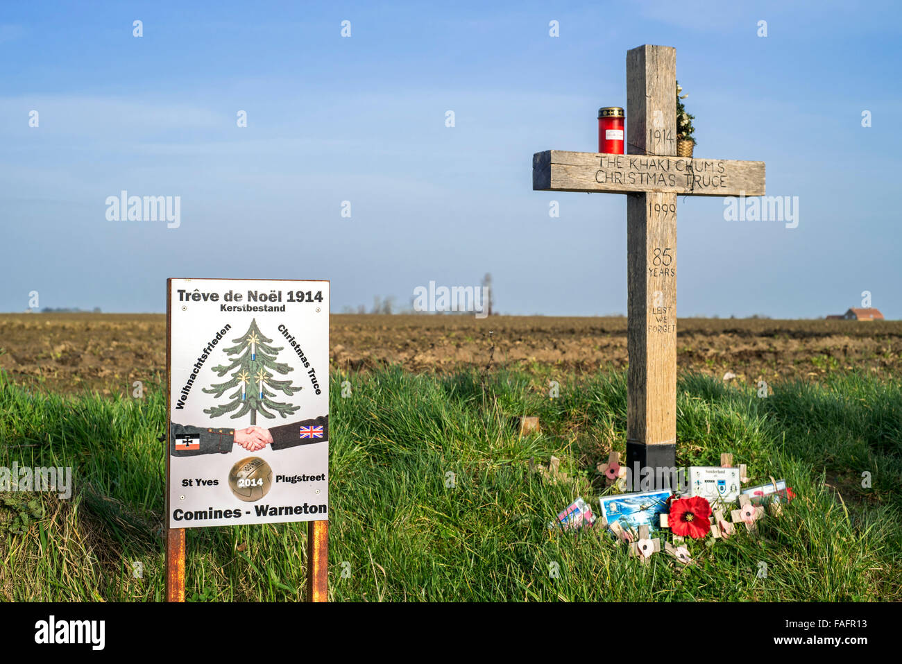 La Première Guerre mondiale monument Croix Kaki chums à se souvenir de trêve de Noël dans le No Man's Land de Ploegsteert, Flandre occidentale, Belgique Banque D'Images