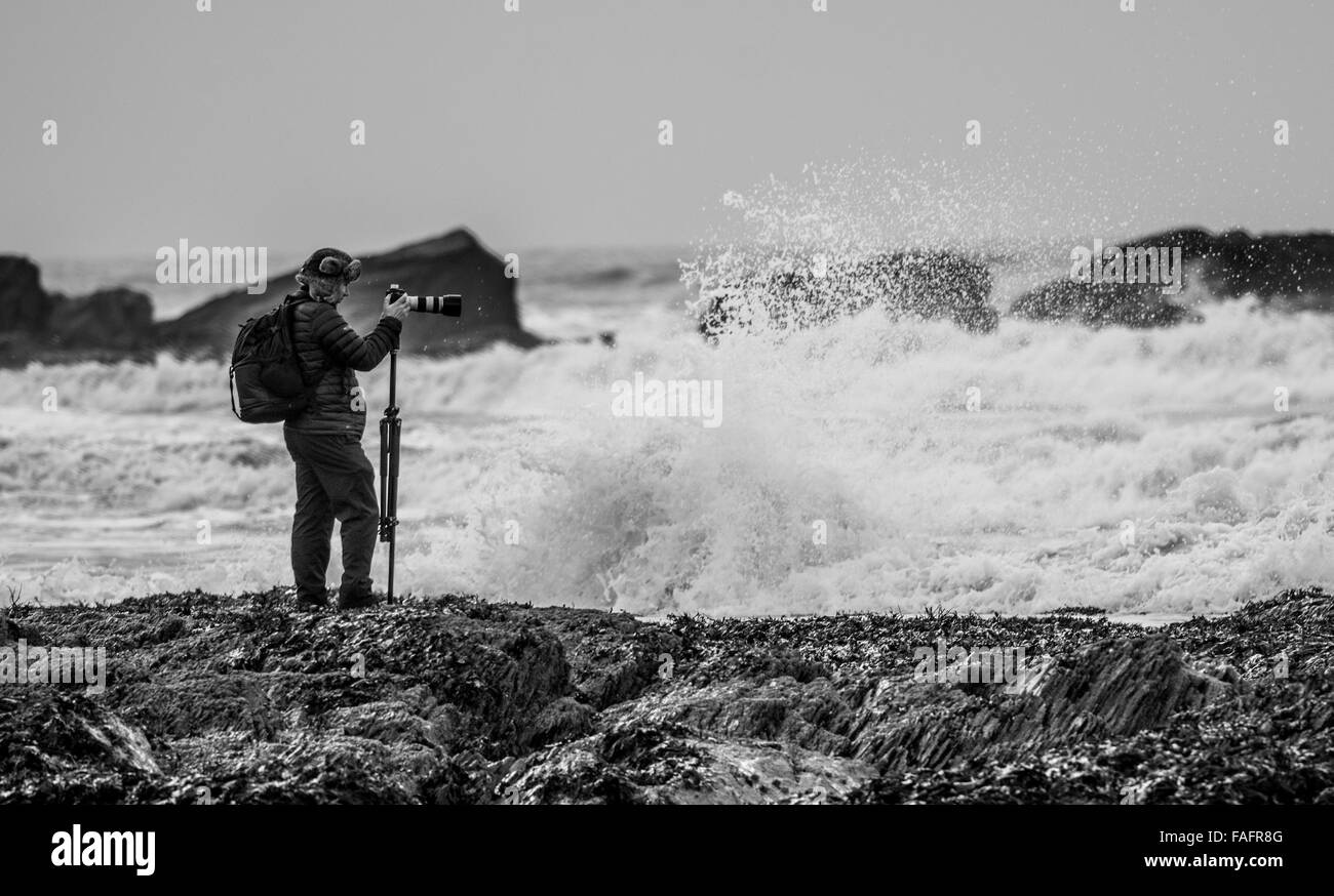 Un photographe prend avantage de la pause dans la tempête Frank à prendre des gros plans de l'agitation des vagues au large de la côte. Banque D'Images