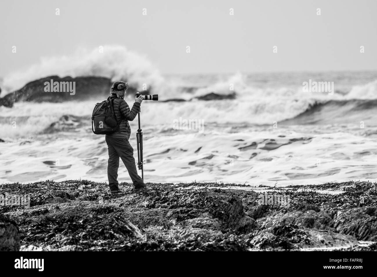 Un photographe en profite de la pause dans la tempête Frank à prendre des gros plans de l'agitation des vagues au large de la côte. Banque D'Images