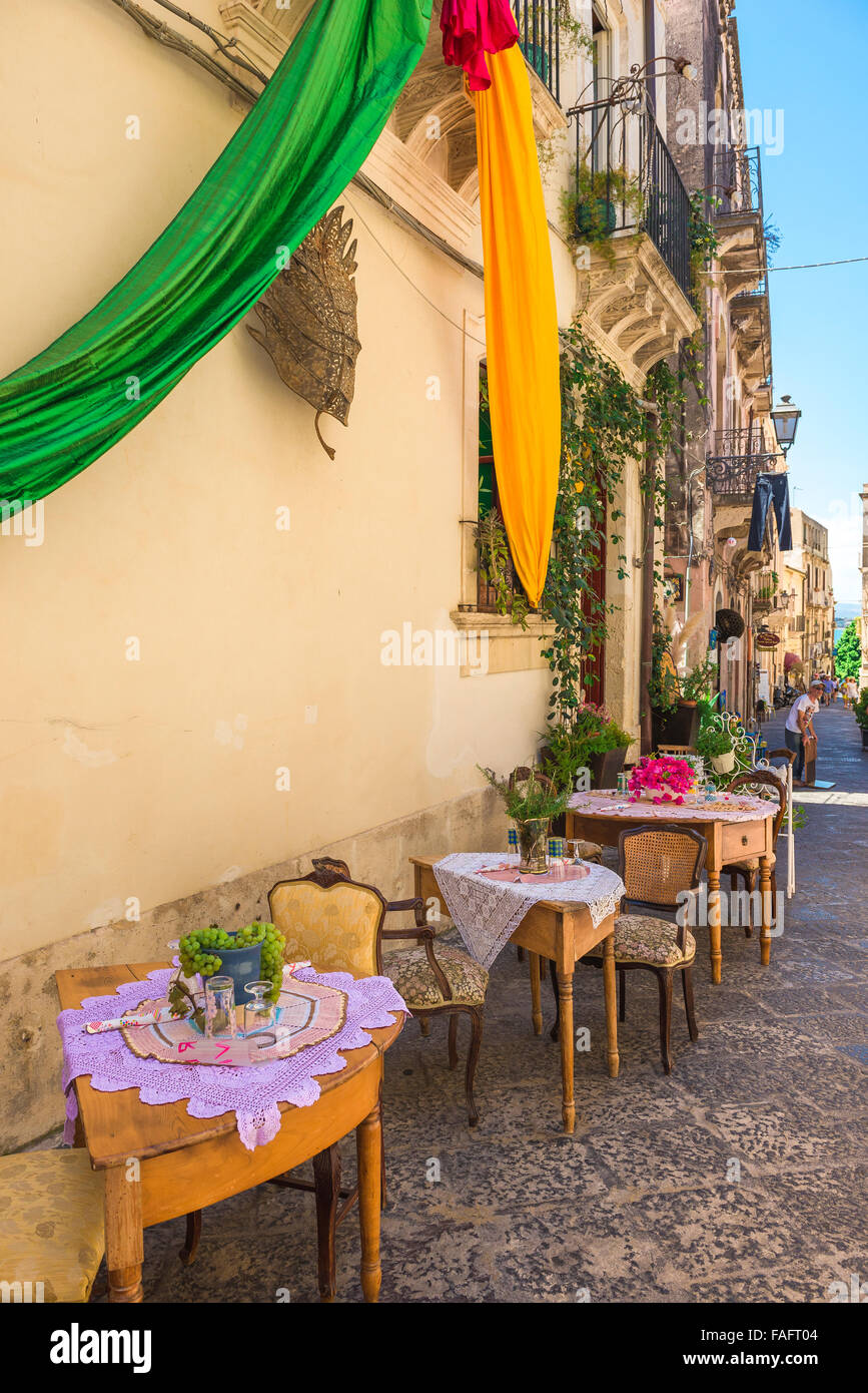 Sicile Syracuse restaurant, vue de tableaux à l'extérieur de la Trattoria La Foglia dans la vieille ville d'Ortigia, Syracuse, en Sicile. Banque D'Images