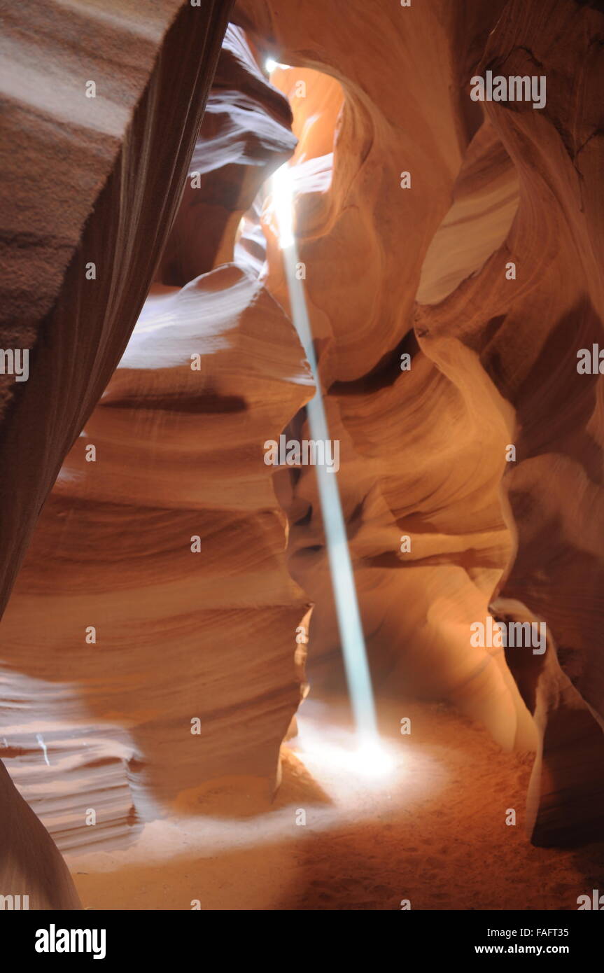 La région de Antelope Canyon sous faisceau de lumière Banque D'Images