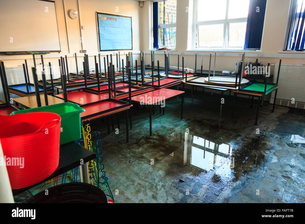 Hebden Bridge, UK. Dec 29, 2015. Une salle de classe de l'École Junior Riverside deux jours après le Boxing Day Hebden Bridge Crédit : inondations, Graham Hardy/Alamy Live News Banque D'Images