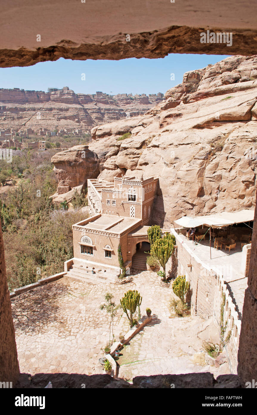 La vue depuis une fenêtre de la Dar al-Hajar, Dar al Hajar, le Rock Palace, palais royal, symbole iconique du Yémen Banque D'Images