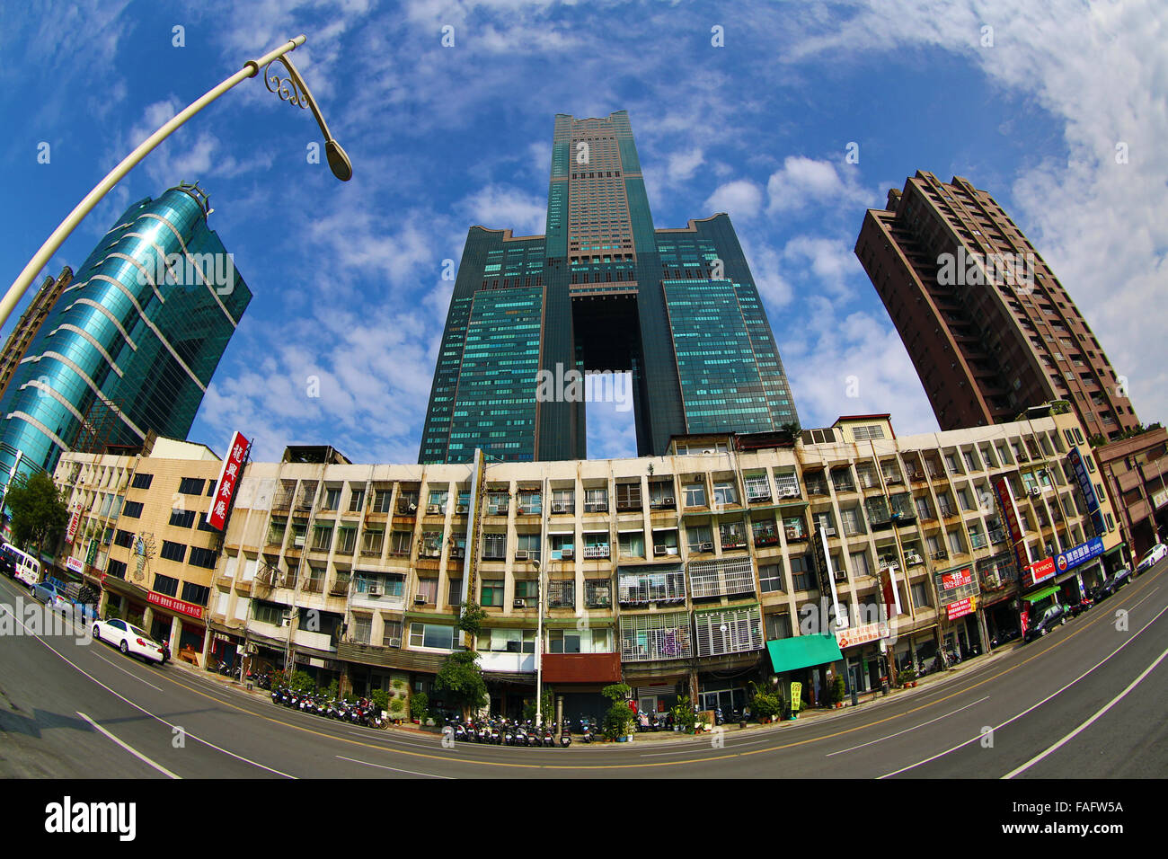 85 Sky Tower Hotel et de vieux bâtiments, Kaohsiung, Taiwan Banque D'Images