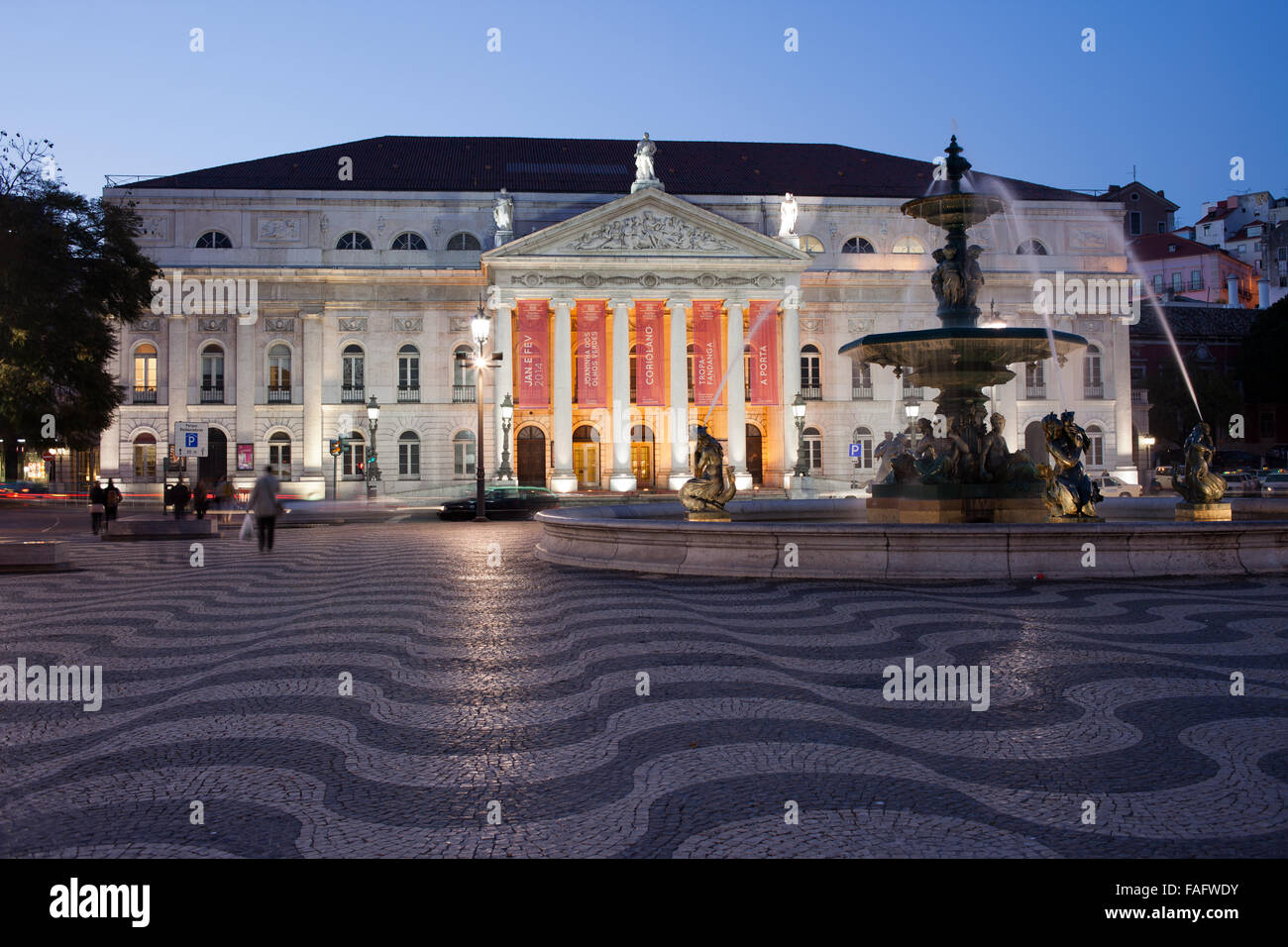 Portugal, Lisbonne, centre-ville, le Théâtre National Dona Maria II et fontaine baroque sur la place Rossio de nuit Banque D'Images