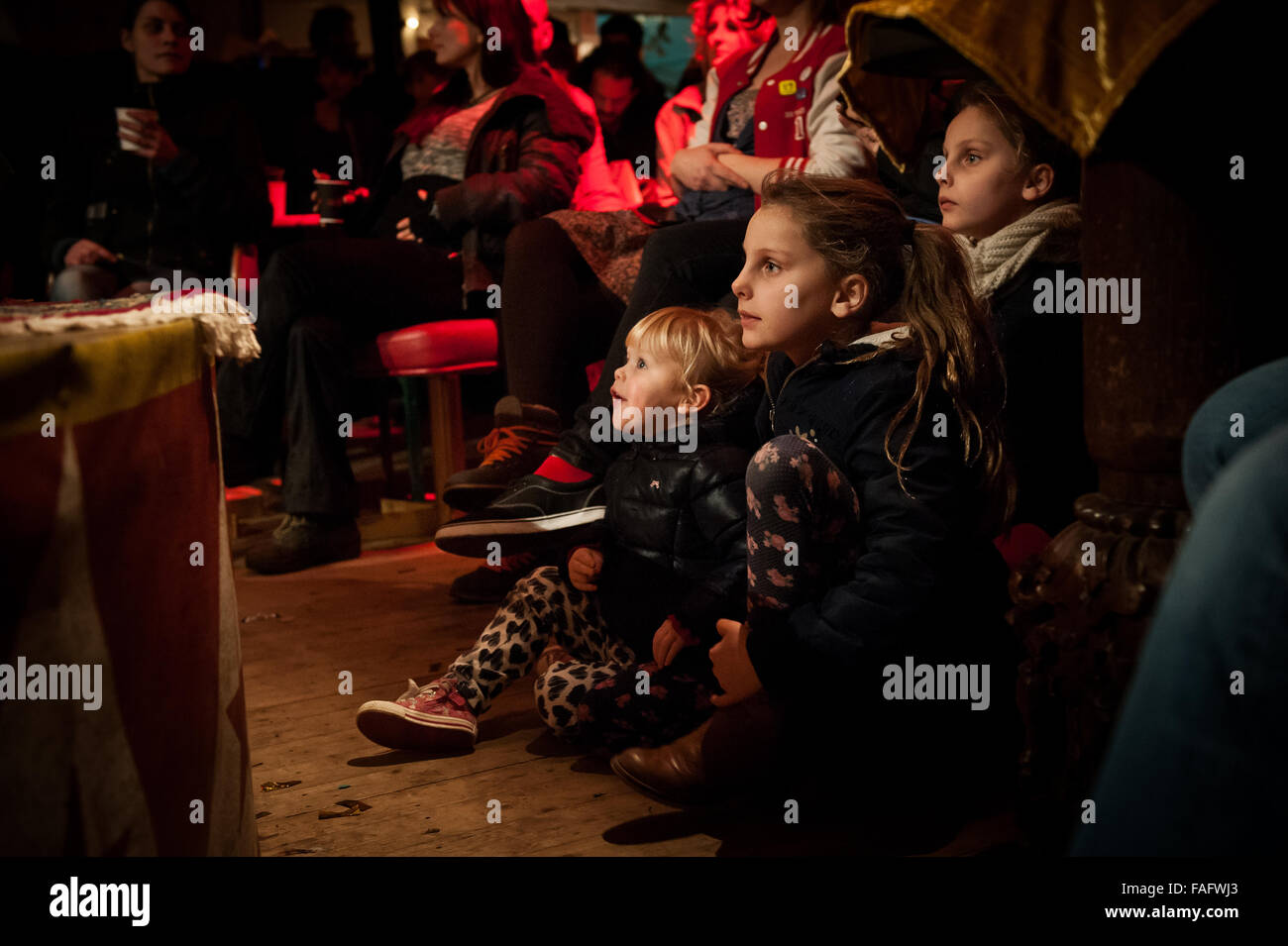 La Haye, aux Pays-Bas. 28 Dec, 2015. La 5ème édition de ce traditionnel et rétro Carnivale viennent à la vie à La Haye portant à la ville une atmosphère traditionnelle et merveilleux, pour tous les publics. Credit : Romy Arroyo Fernandez/Alamy Live News. Banque D'Images