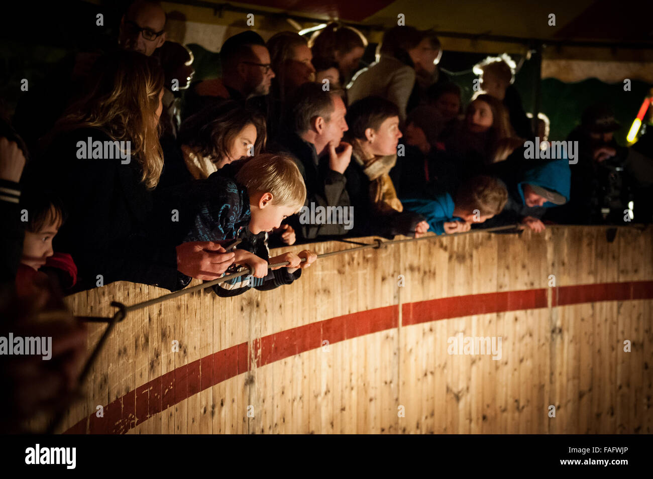 La Haye, aux Pays-Bas. 28 Dec, 2015. La 5ème édition de ce traditionnel et rétro Carnivale viennent à la vie à La Haye portant à la ville une atmosphère traditionnelle et merveilleux, pour tous les publics. Credit : Romy Arroyo Fernandez/Alamy Live News. Banque D'Images