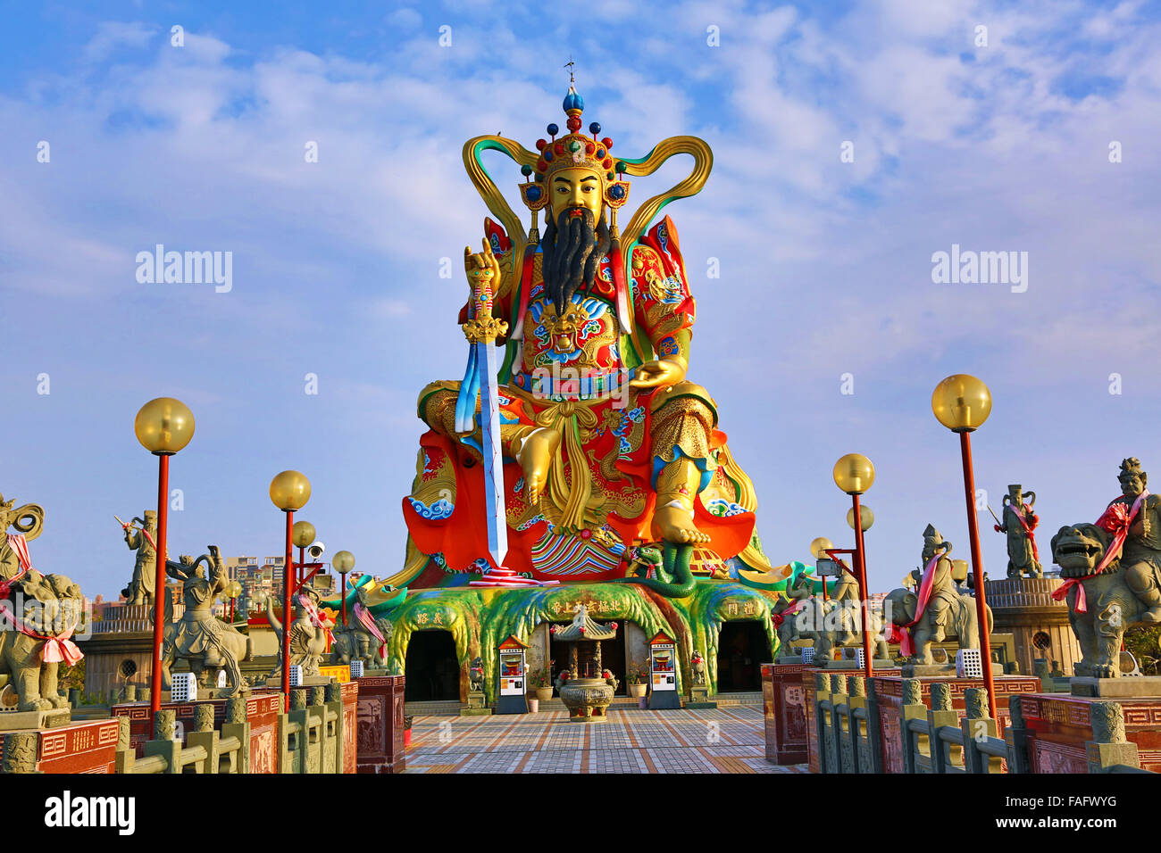 Statue du dieu taoïste Xuan Tian Shang Di, Pôle Nord Pavilion, étang de lotus, Kaohsiung, Taiwan Banque D'Images