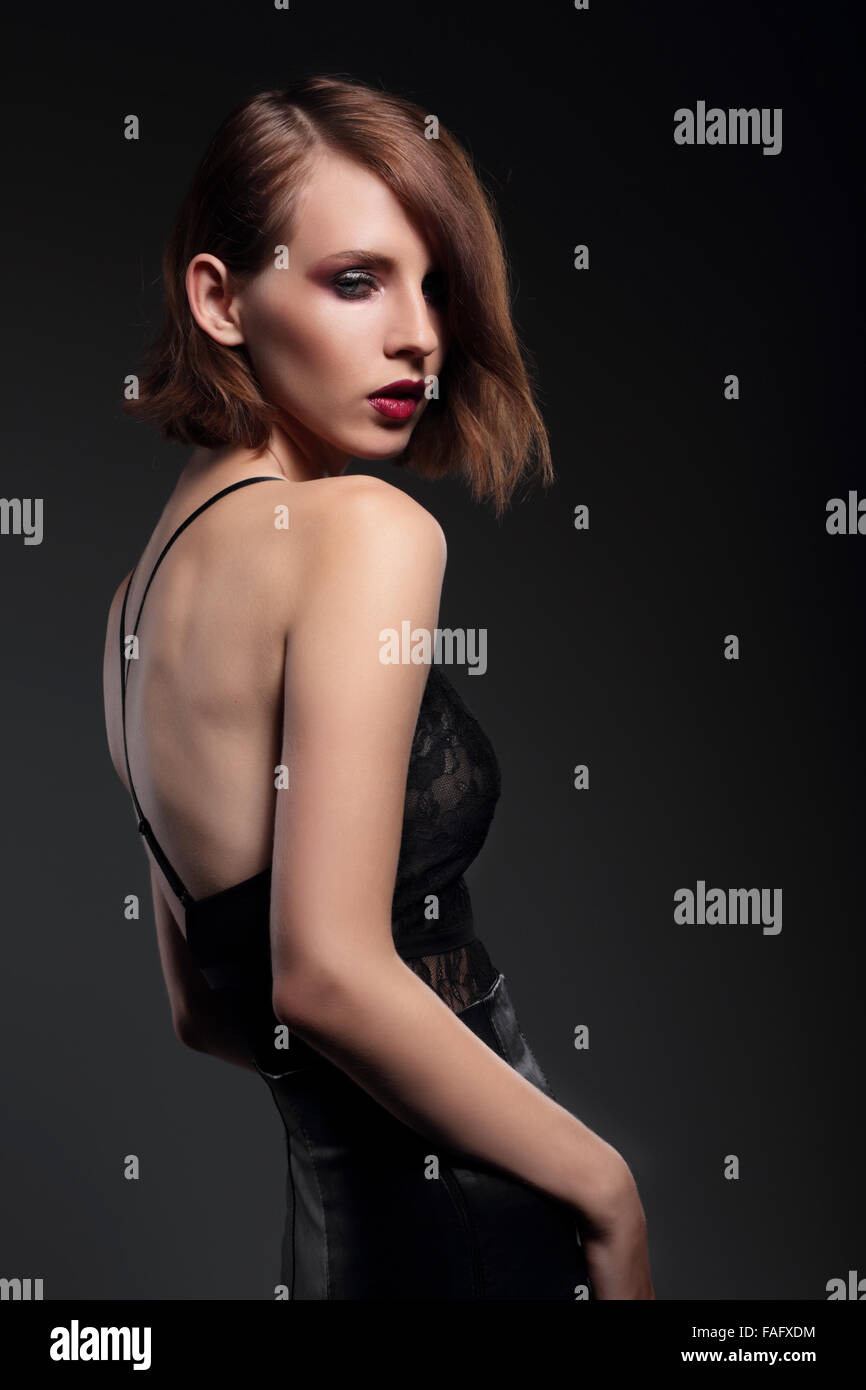 Portrait de femme sensuelle modèle. Le style des années 40. Banque D'Images