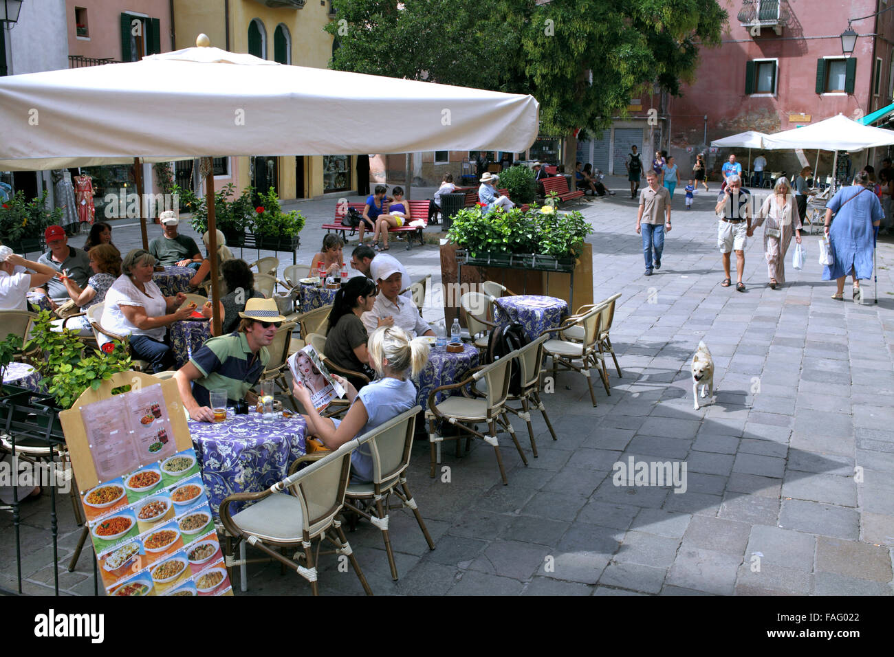 Un restaurant à Campo Santa Maria Nova, une place typique dans la ville piétonne de Venise. Banque D'Images
