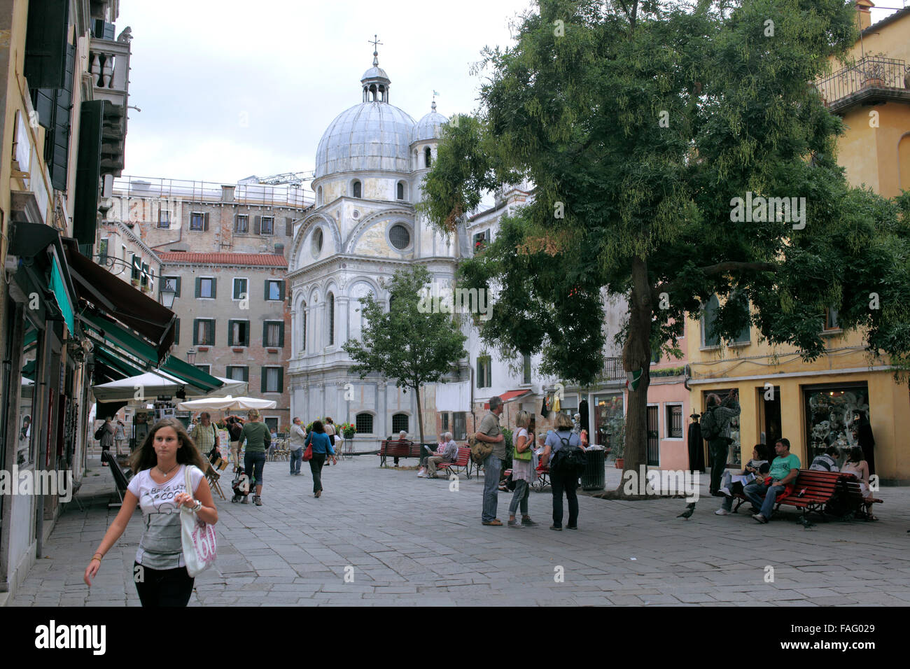 Campo Santa Maria Nova, une petite place à Venise près de l'église du xve siècle de Santa Maria dei Miracoli. Banque D'Images