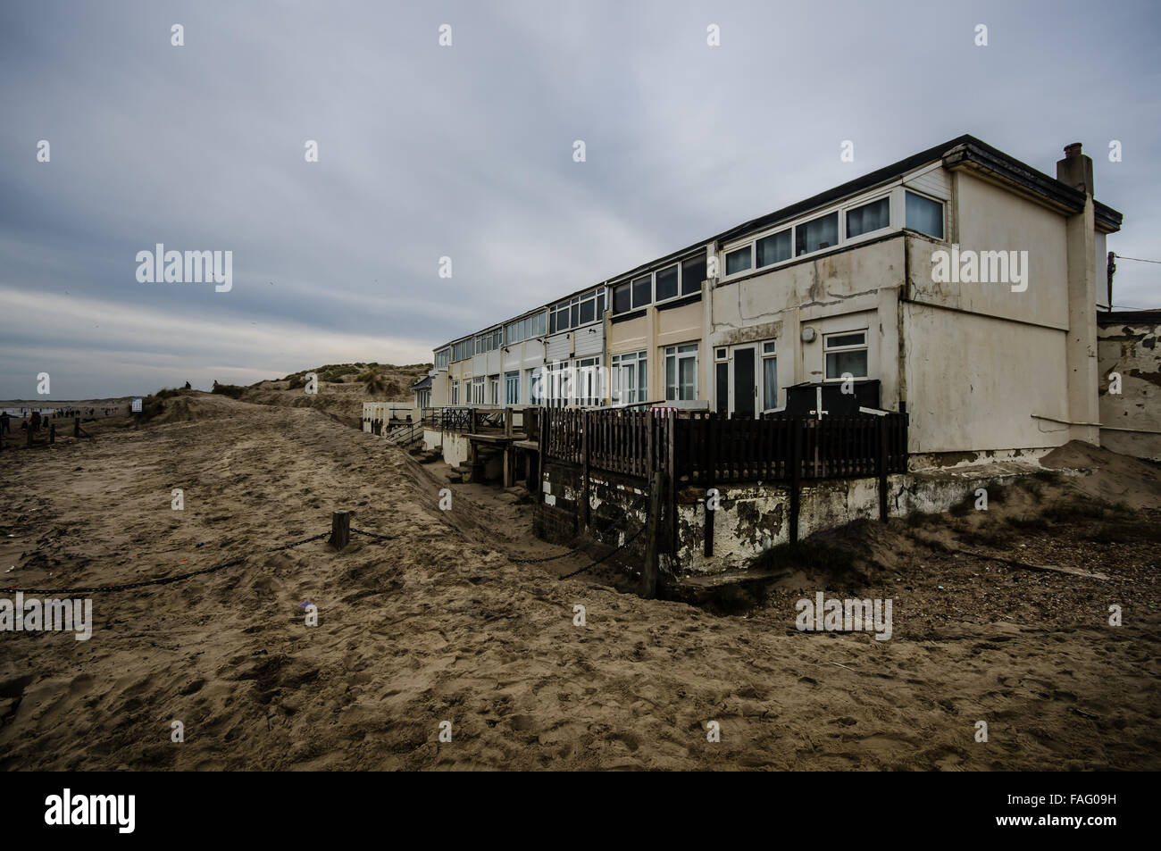 Maisons délabrées. Camber Sands est la plage au village de bombage (près de Rye), East Sussex, Angleterre. C'est le seul système de dunes de sable, dans l'East Sussex Banque D'Images